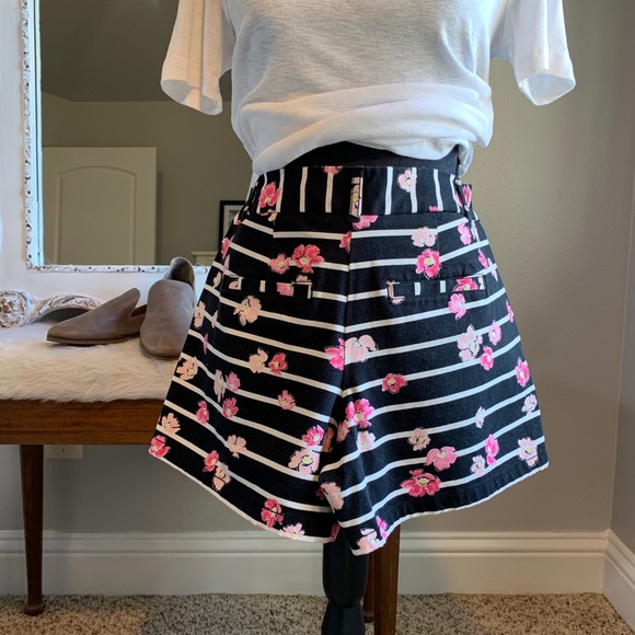 Elle Black Short Shorts Pink & Yellow Flowers Sz 4 - Picture 3 of 6